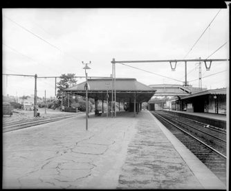 Island platform, Hawthorn Railway Station, circa 1960