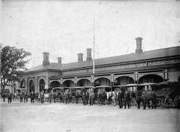 Horse-drawn cabs wait outside Bendigo Railway Station, 1925