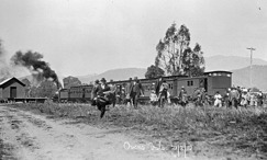 People leaving a chartered train for a clearing sale at "Happy Valley" homestead, Ovens Vale, 21 March 1919