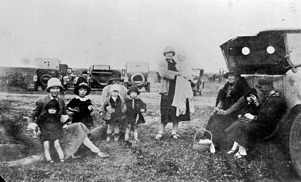 Farmers' families and their cars at a "Better Farming Train" exhibition, Underbool, 1926