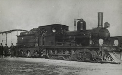 Staff with steam locomotive, post-1905