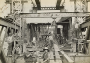 Staff constructing the road and rail bridge over the Murray River, Tocumwal, on the Strathmerton to Tocumwal line, 1906