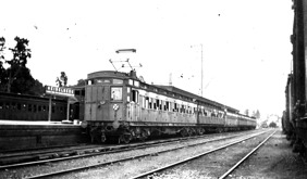 Red swing-door electric train, Heidelberg Station, circa 1935