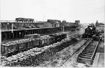 Coal stage and A2 class steam locomotive no. 923, Geelong