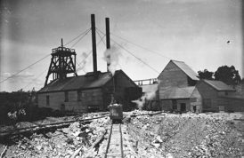 Rail truck and line at a gold mine, Diamond Creek, circa 1905