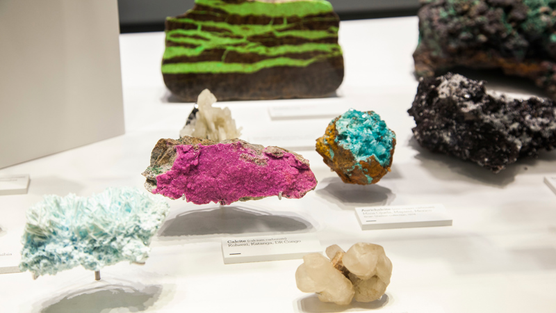 Pink and blue carbonate display at Dynamic Earth exhibition 