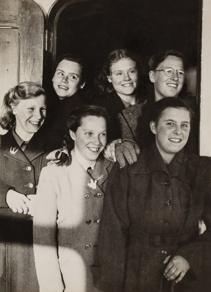 Right: Sheila Bannister (now Shelagh Philpott, front row left) and fellow child migrants arriving from England, 1950. 