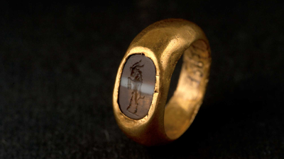 Ring with Goat, gold, chalcedony and agate