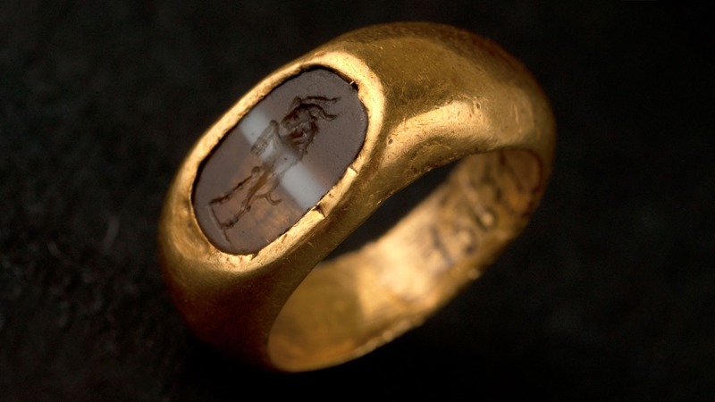 Ring with Goat, gold, chalcedony and agate